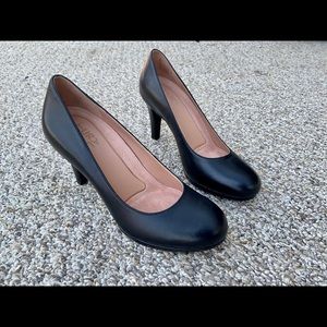 Black pump heels, size 4.
